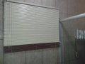 Persiana horizontal 25 mm com faixa marrom ideal para cozinha e banheiro